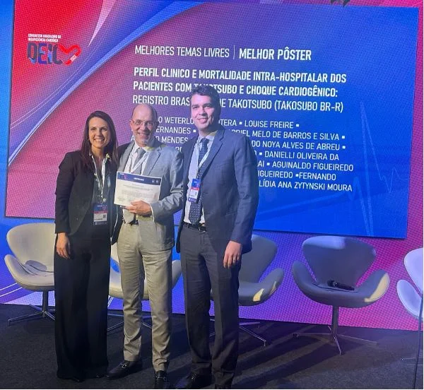 Dr. Marcelo Montera recebendo prêmio em congresso brasileiro de cardiologia